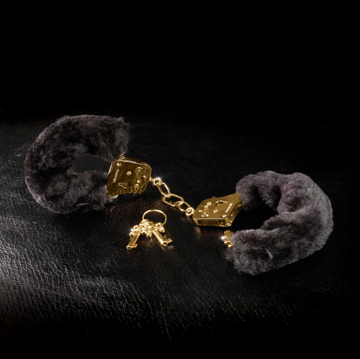 Kajdanki Fetisch Fantasy Deluxe Furry Cuffs Pipedream — zdjęcie produktu od PLAYROOM