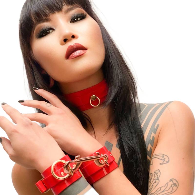 Kajdanki Na Nadgarstki High Gloss Wrist Cuffs Red/Gold Kinky Diva — zdjęcie produktu od PLAYROOM