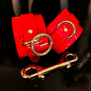 Kajdanki Na Nadgarstki High Gloss Wrist Cuffs Red/Gold Kinky Diva — zdjęcie produktu od PLAYROOM