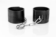 Kajdanki z kłódką czarne L Primal Bond Whips — zdjęcie produktu od PLAYROOM