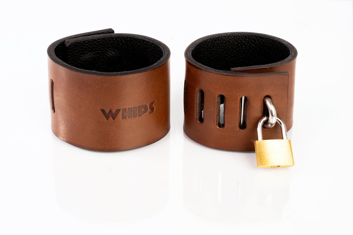 Kajdanki z kłódką brązowe L Primal Bond Whips — zdjęcie produktu od PLAYROOM