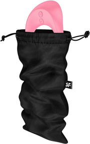 Satisfyer Treasure Bag M czarny – prezentacja z przykładowym akcesorium, akcesorium poza zestawem