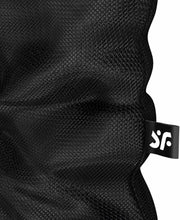 Satisfyer Treasure Bag M czarny – zbliżenie tkaniny i metki
