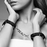 Bijoux Indiscrets MAZE Thin Handcuffs — czarne kajdanki na nadgarstkach