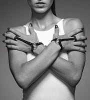 Paski na dłonie Maze Simple Hand Piece Black Bijoux Indiscrets — zdjęcie produktu 2 od PLAYROOM
