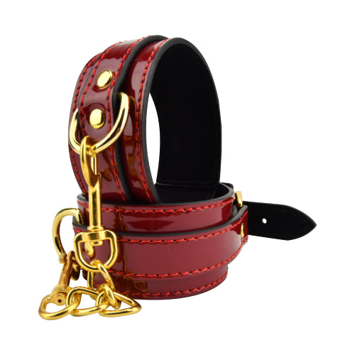 Bound to Please – czerwone kajdanki na kostki